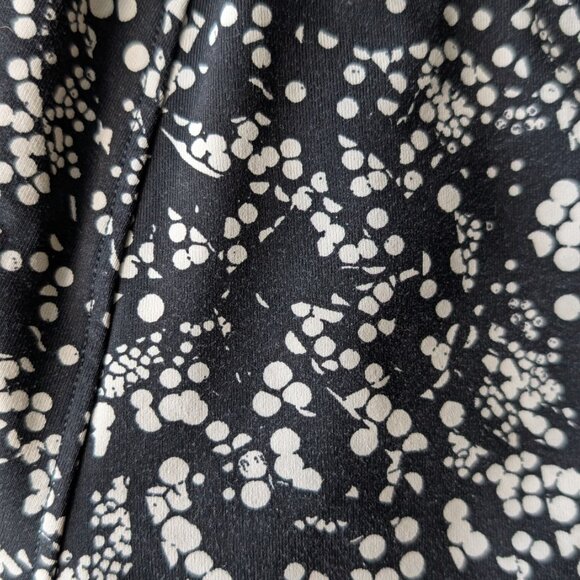 Lululemon On The Fly Short 2.5" Chirasu Black size 4 - Picture 8 of 9